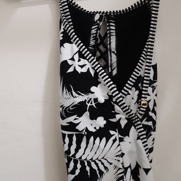 Beautiful Floral Swimsuit - Picture 3 of 4